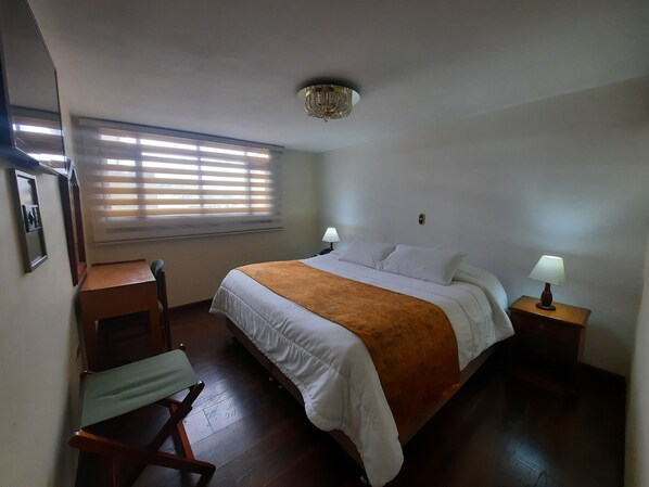 Habitación doble estándar | Caja de seguridad en la habitación, escritorio y wifi gratis 