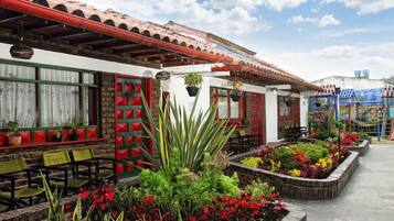 Bungalow | In-room safe, desk, free WiFi