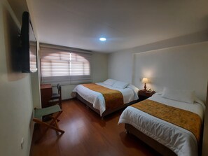 Habitación triple estándar | Caja de seguridad en la habitación, escritorio y wifi gratis 