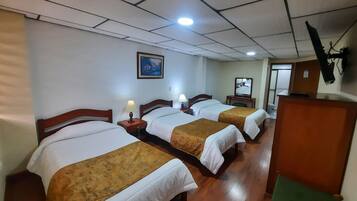 Standard Quadruple Room | In-room safe, desk, free WiFi