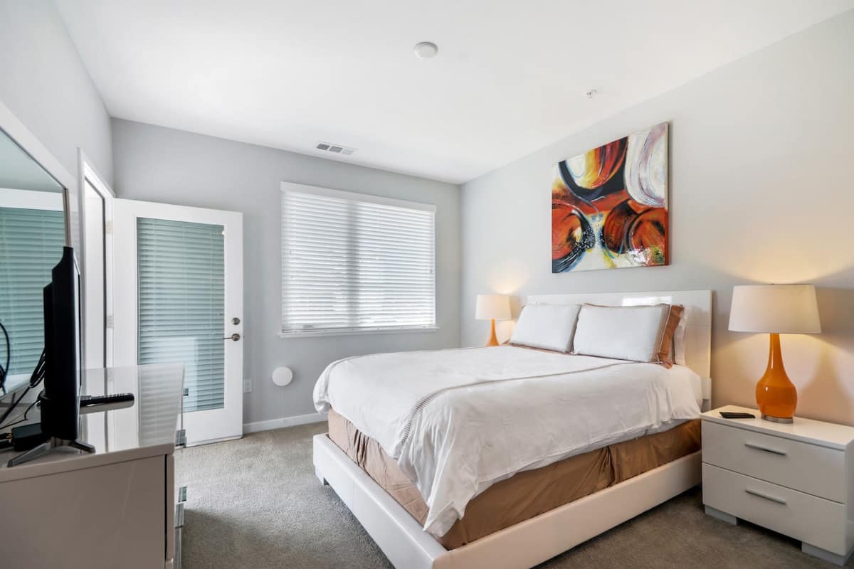 Apartamento de lujo, 2 habitaciones | Ropa de cama hipoalergénica y escritorio
