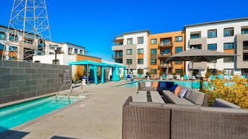 Ulkouima-allas, aurinkovarjoja, aurinkotuoleja