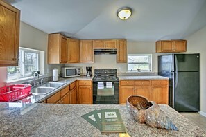 Apartment, 1 Bedroom | Private kitchen | Fridge, microwave, oven, stovetop