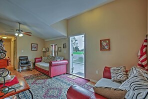 Appartement, 3 chambres | Salle de séjour | Téléviseur au plasma