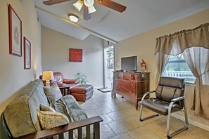 Apartment, 1 Bedroom | Living room | Plasma TV