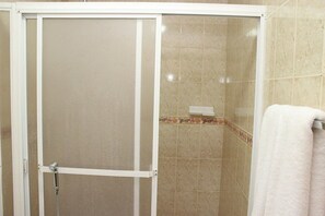 Shower, rainfall showerhead, free toiletries, hair dryer - Hospedaje Yarisnori (Bocas del Toro)