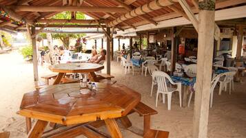 Se sirven desayunos, almuerzos y cenas; mariscos; con vista a la playa