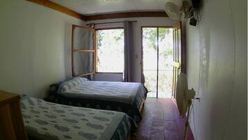 Habitación doble, varias camas, para no fumadores | Escritorio, tabla de planchar con plancha, wifi gratis y ropa de cama