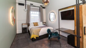Deluxe Room | Premium bedding, in-room safe, desk, blackout drapes - Clarence Hotel (Tauranga)