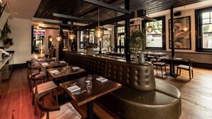 Restaurant - Clarence Hotel (Tauranga)