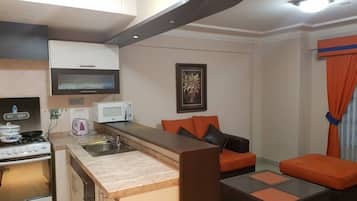 Apartemen Eksekutif, 1 kamar tidur | Area keluarga | Televisi layar datar 30-inci dengan saluran TV kabel dan TV