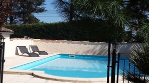 สระว่ายน้ำกลางแจ้ง