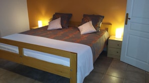 Quarto família | Berços grátis, Wi-Fi de cortesia, roupa de cama