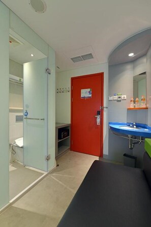 Buồng tắm vòi sen, khăn tắm 