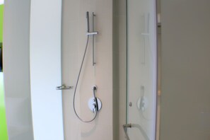 Shower, towels - POP! Hotel Solo  (Surakarta)