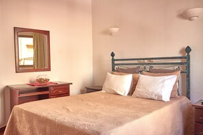 Doppelzimmer, 1 Doppelbett, Balkon, Stadtblick | Verdunkelungsvorhänge, kostenloses WLAN, Bettwäsche