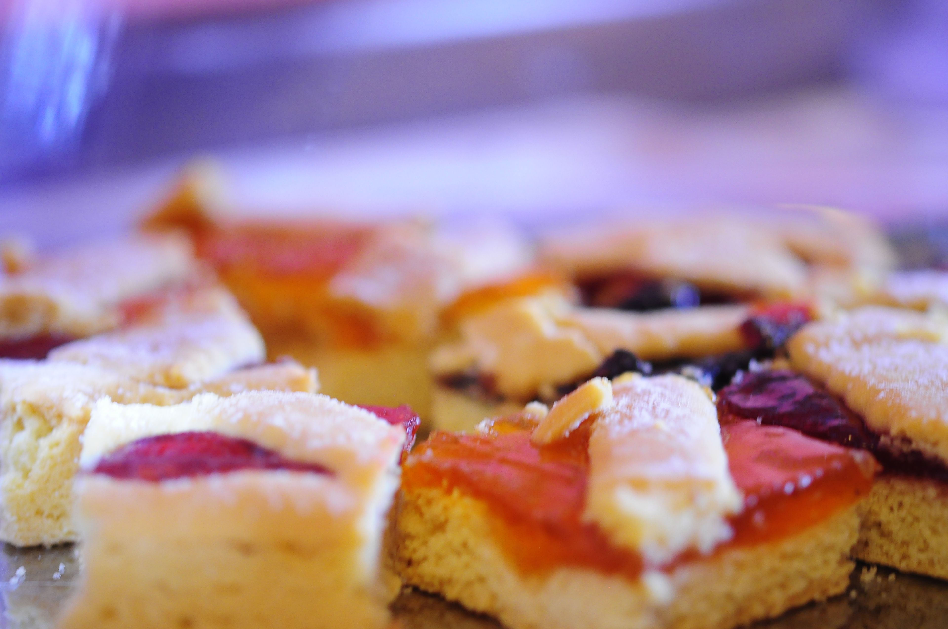 Primer plano de un postre con fruta y cobertura cremosa.