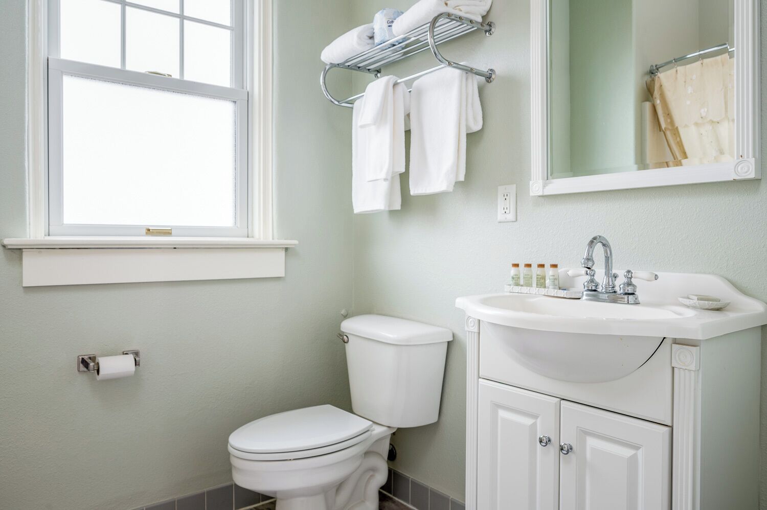 deluxe queen room | bathroom | free toiletries, hair dryer, bathrobes, towels