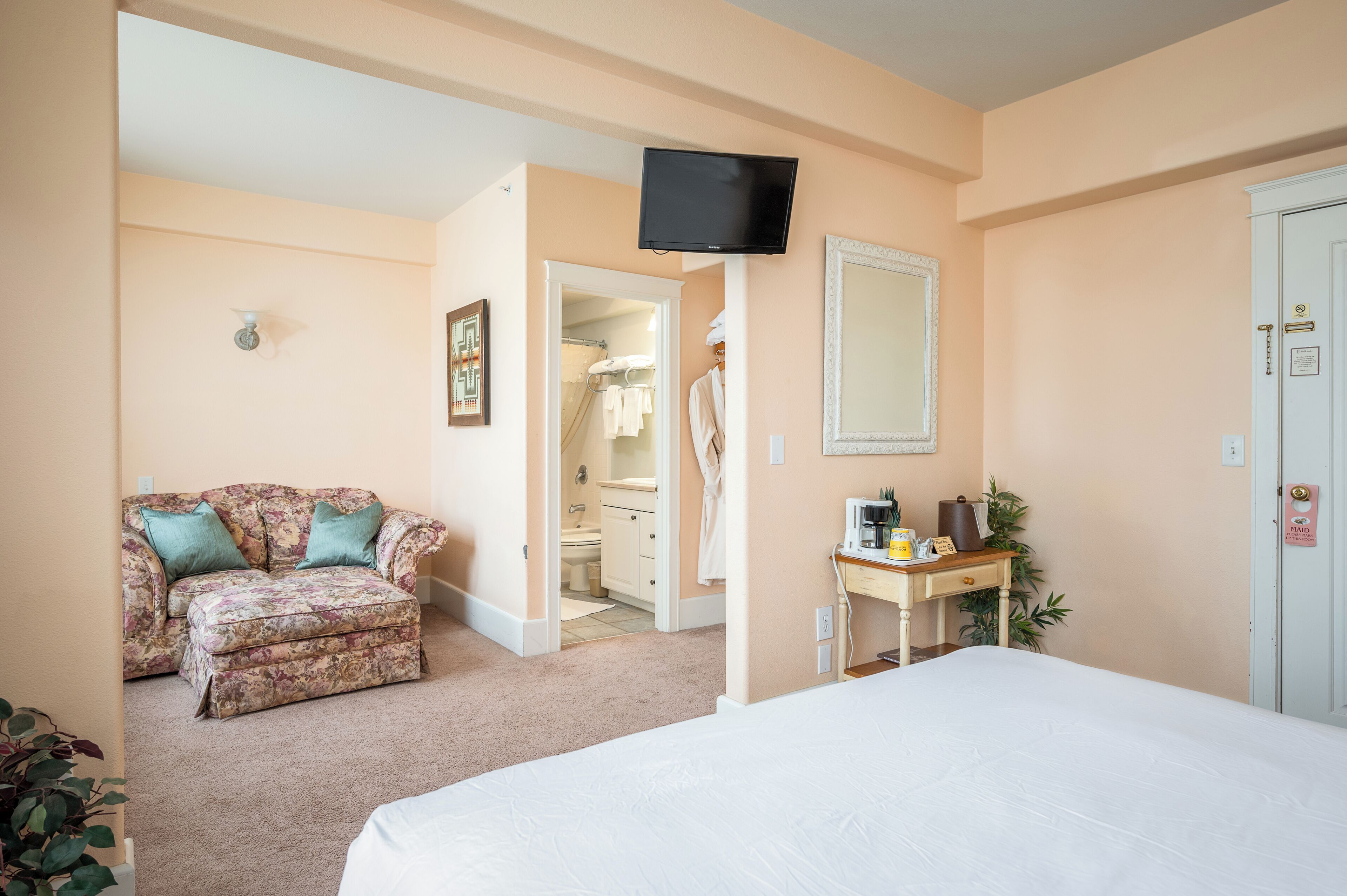 deluxe queen room | living area | tv