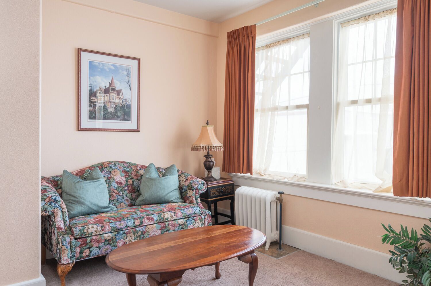 deluxe double room, 1 double bed | living area | tv