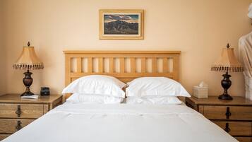 1 bedroom, Egyptian cotton sheets, premium bedding, down comforters