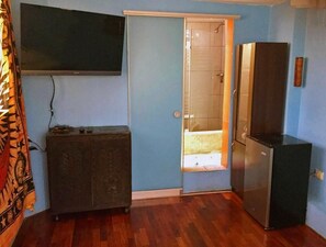 Iron/ironing board, free WiFi, bed sheets