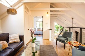 TV, offices - House on Broadway • Steps to Plaza + Pool (Sonoma)