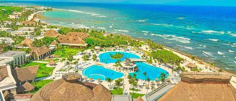 Una piscina cubierta, una piscina al aire libre, tumbonas