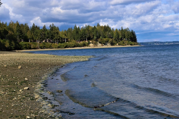 Nær stranden, solsenger og strandhåndklær