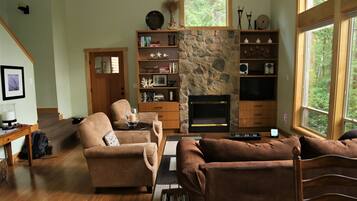 Smart TV, fireplace, DVD player, table football