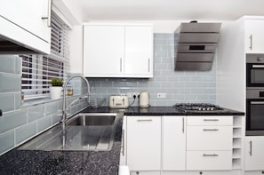 Fridge, microwave, oven, stovetop - Exquisite Luxury; One Stop to London Bridge. (London)