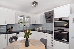 Fridge, microwave, oven, stovetop - Exquisite Luxury; One Stop to London Bridge. (London)