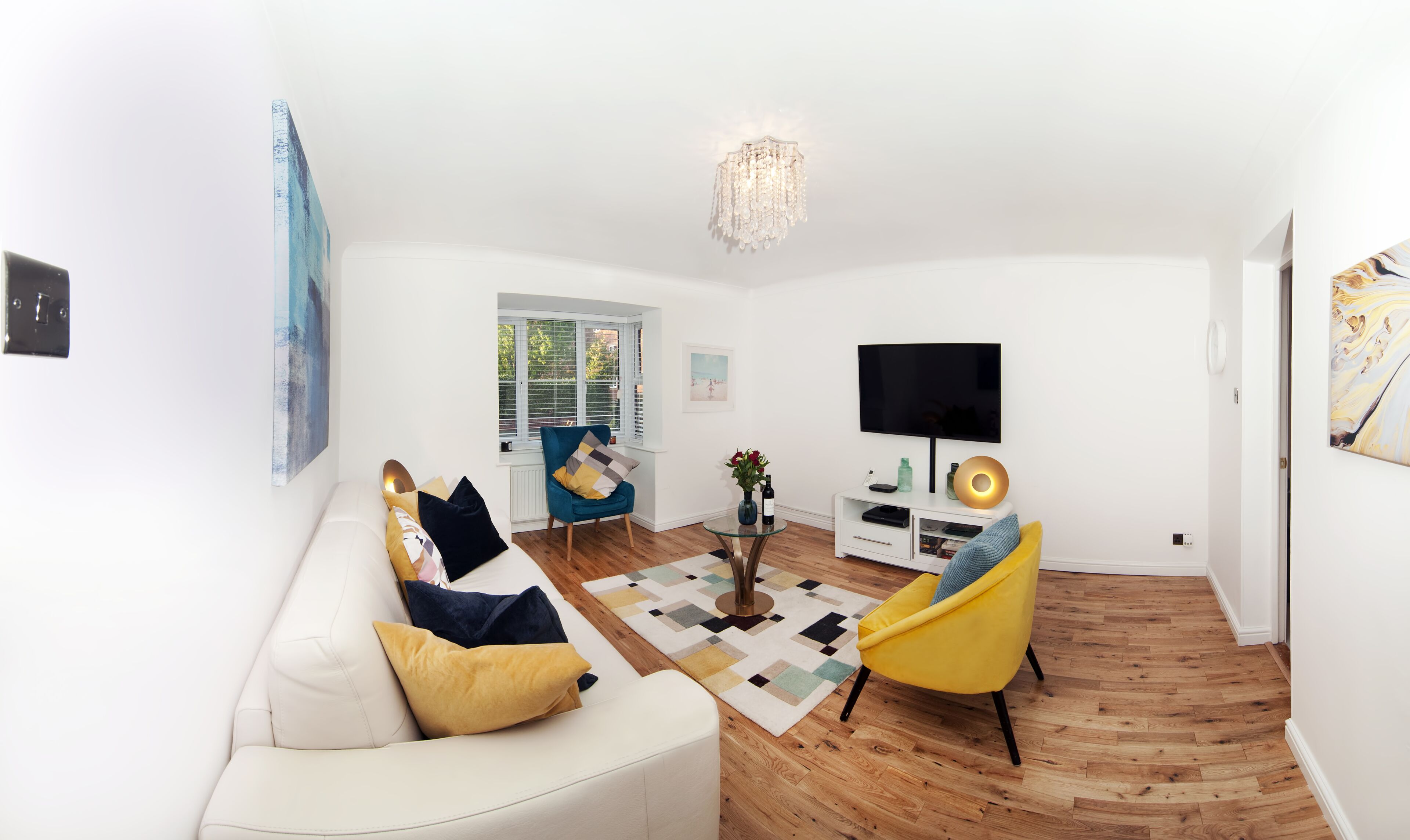 Una Smart TV, un reproductor de DVD, libros