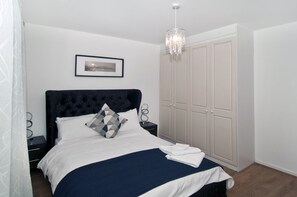 3 bedrooms, soundproofing, iron/ironing board, free WiFi - Exquisite Luxury; One Stop to London Bridge. (London)