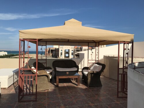 Penthouse mit Meerblick und Whirlpool auf der Terrasse