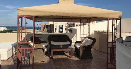 Penthouse mit Meerblick und Whirlpool auf der Terrasse