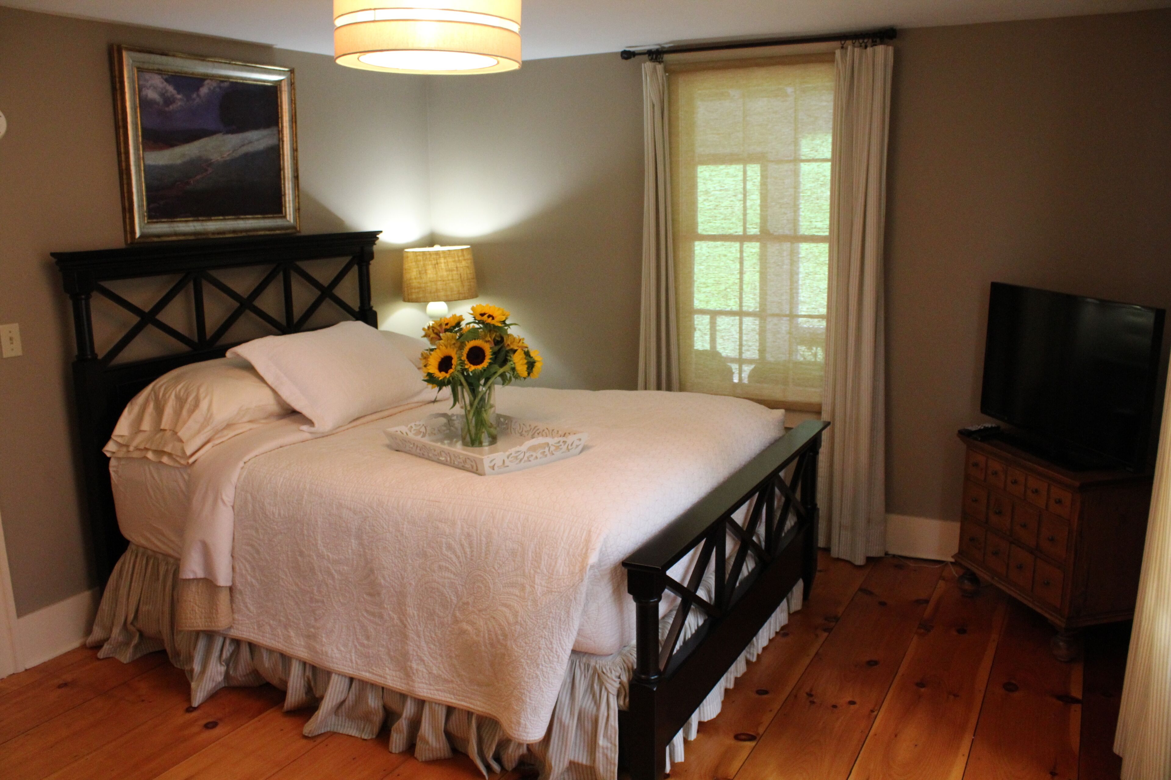 5 habitaciones, escritorio y tabla de planchar con plancha 