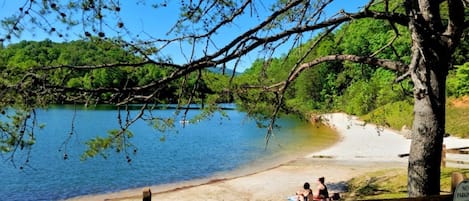 Playa en los alrededores y toallas de playa