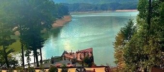 Private log home.Lake/beach/River/Mountains/HOT TUB / Canoes/Pets.