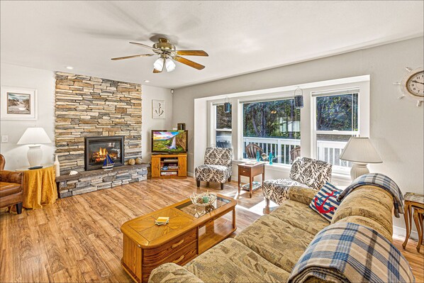 Fireplace, DVD player, stereo