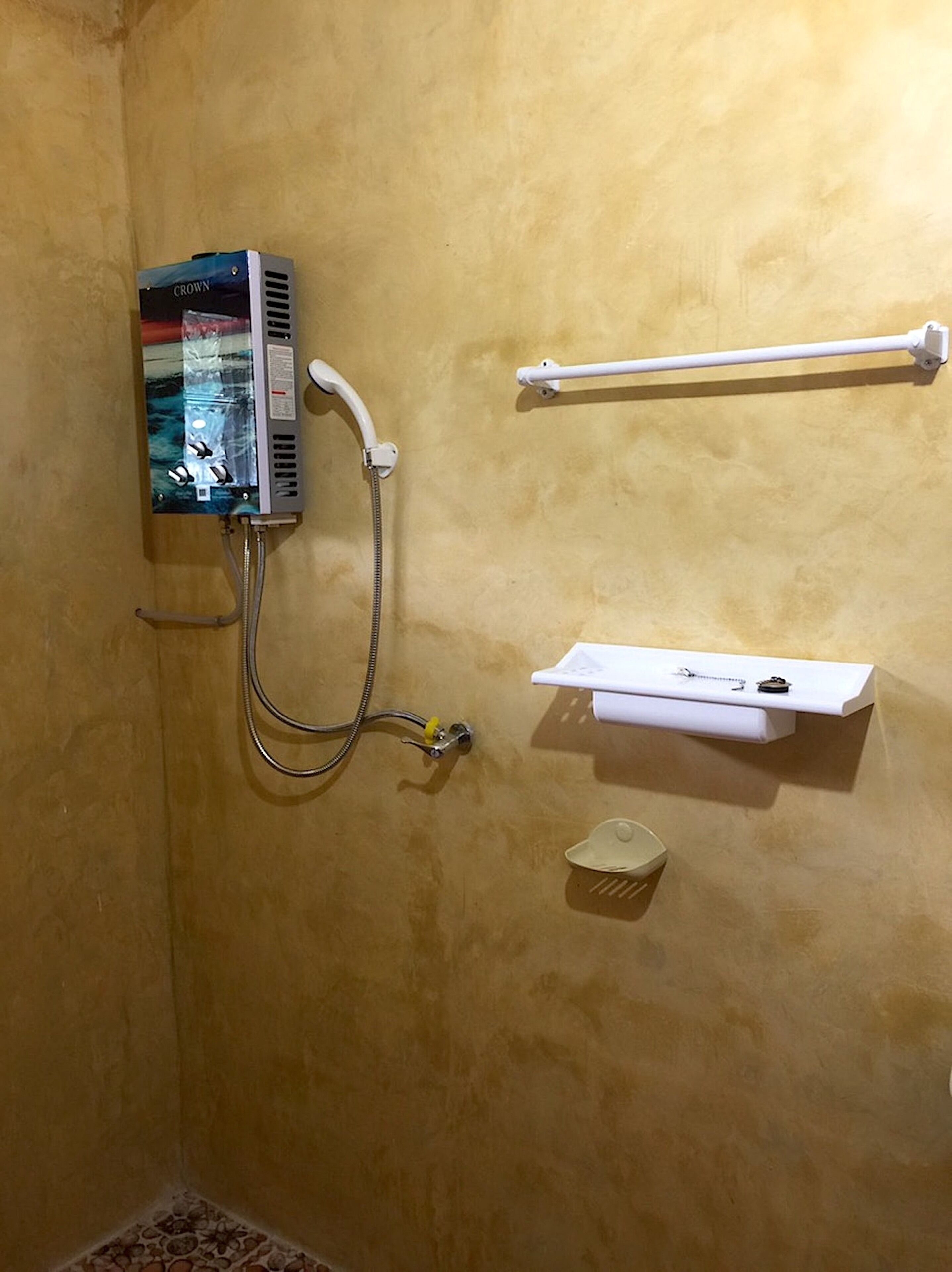 Dusj, hårføner og håndklær