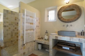 Shower, hair dryer, towels, toilet paper - Offers an ideal holiday set in the peaceful countryside of St Remy de Provence (Saint-Rémy-de-Provence)