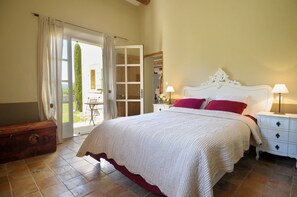 4 slaapkamers, een strijkplank/strijkijzer, reisbedje, gratis wifi