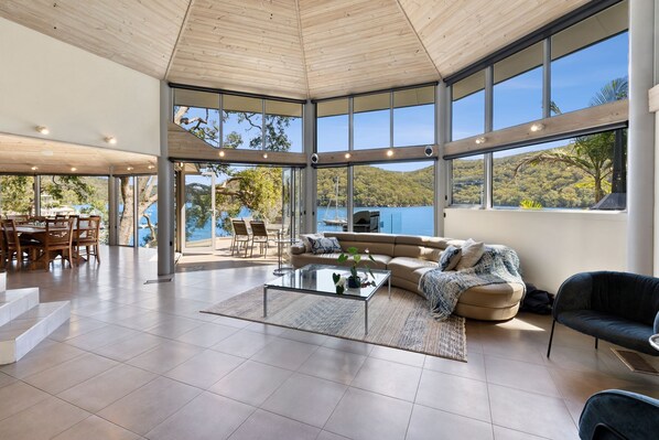 スマートテレビ、DVD プレーヤー、ビデオライブラリ、ステレオ