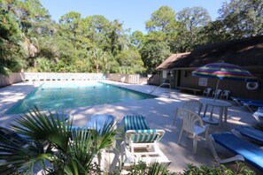 A heated pool - 4 Bed/2 bath- sleeps 9, club cards avail, Golf cart, pets ok, neighborhood pool (St Helena Island)