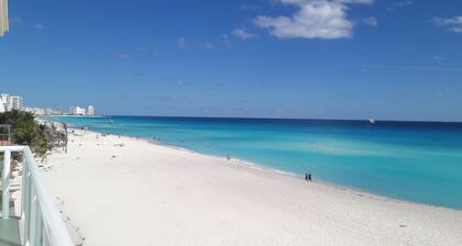 Amazing Beach Front Apartment, 3 BDRMS, 3 Baths, Sleeps 8, very Spacious