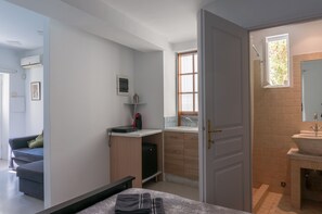 Shower, hair dryer, towels, shampoo - The Little Prince by JJ Hospitality (Athina)