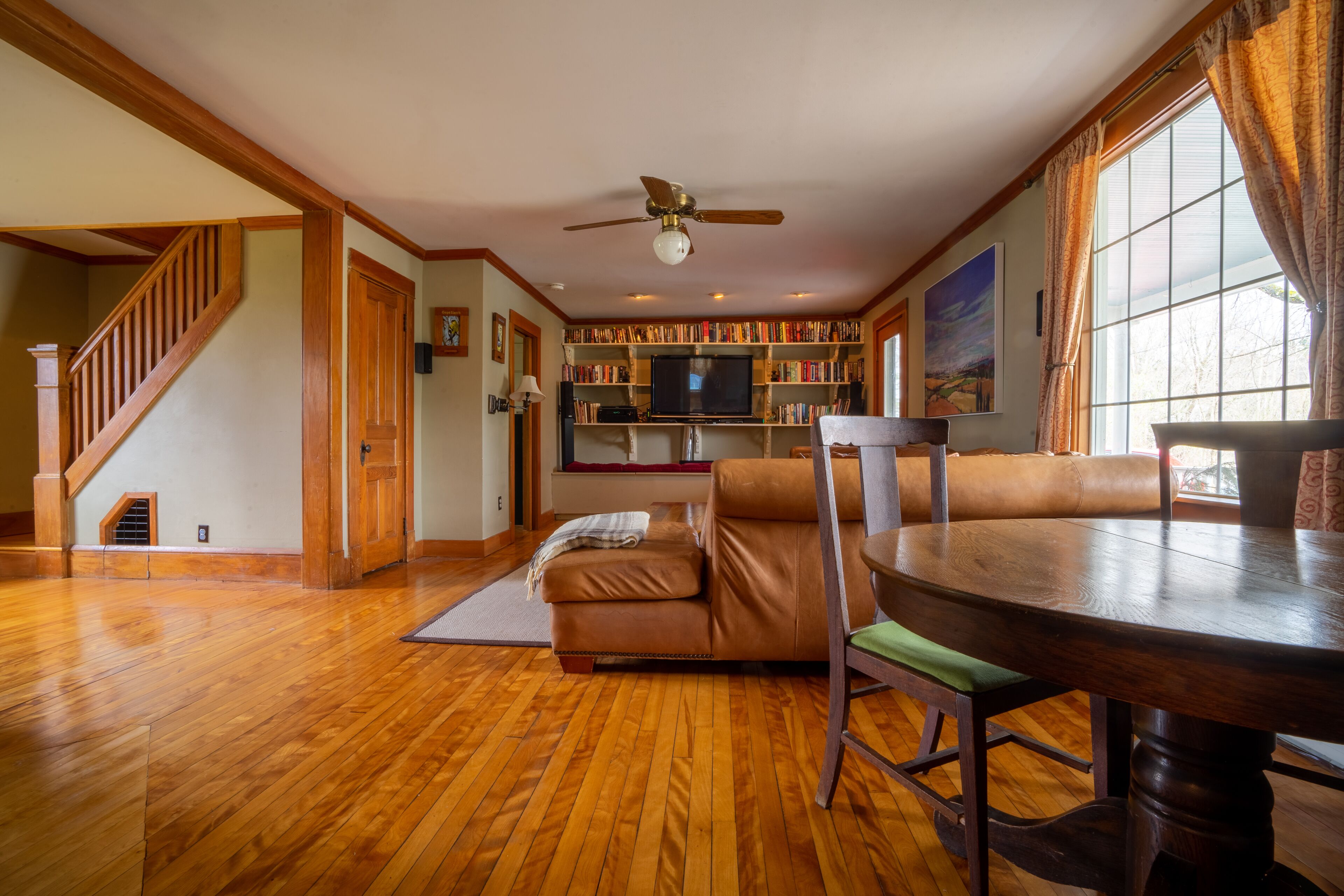Smart TV, DVD player, books, stereo