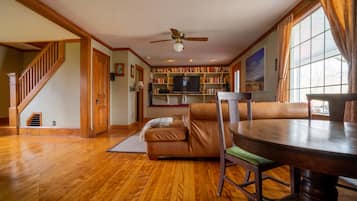 Smart TV, DVD player, books, stereo