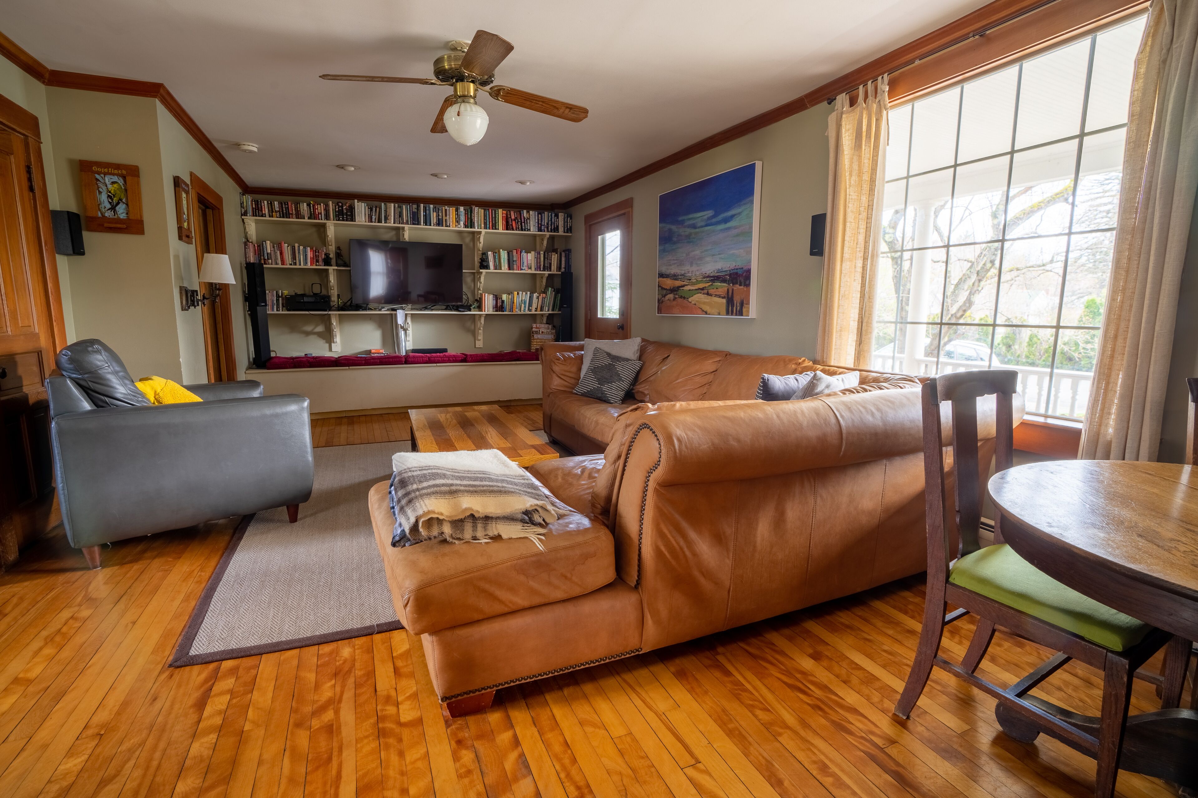 Smart TV, DVD player, books, stereo